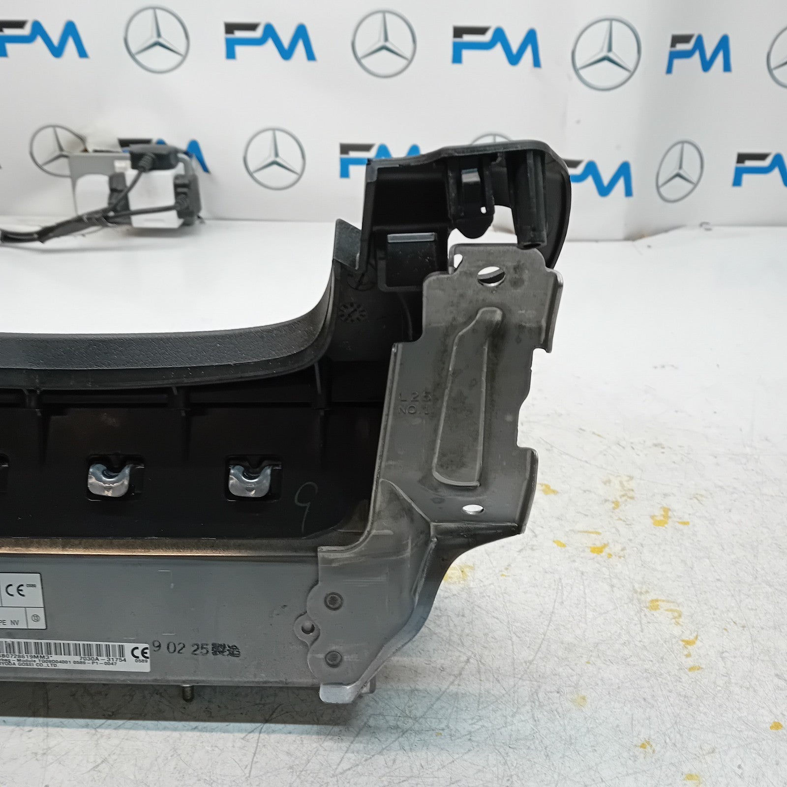 MITSUBISHI OUTLANDER MK3 KNEE AIR SRS BAG RIGHT DRIVER SIDE 7030A-31754 FM00990