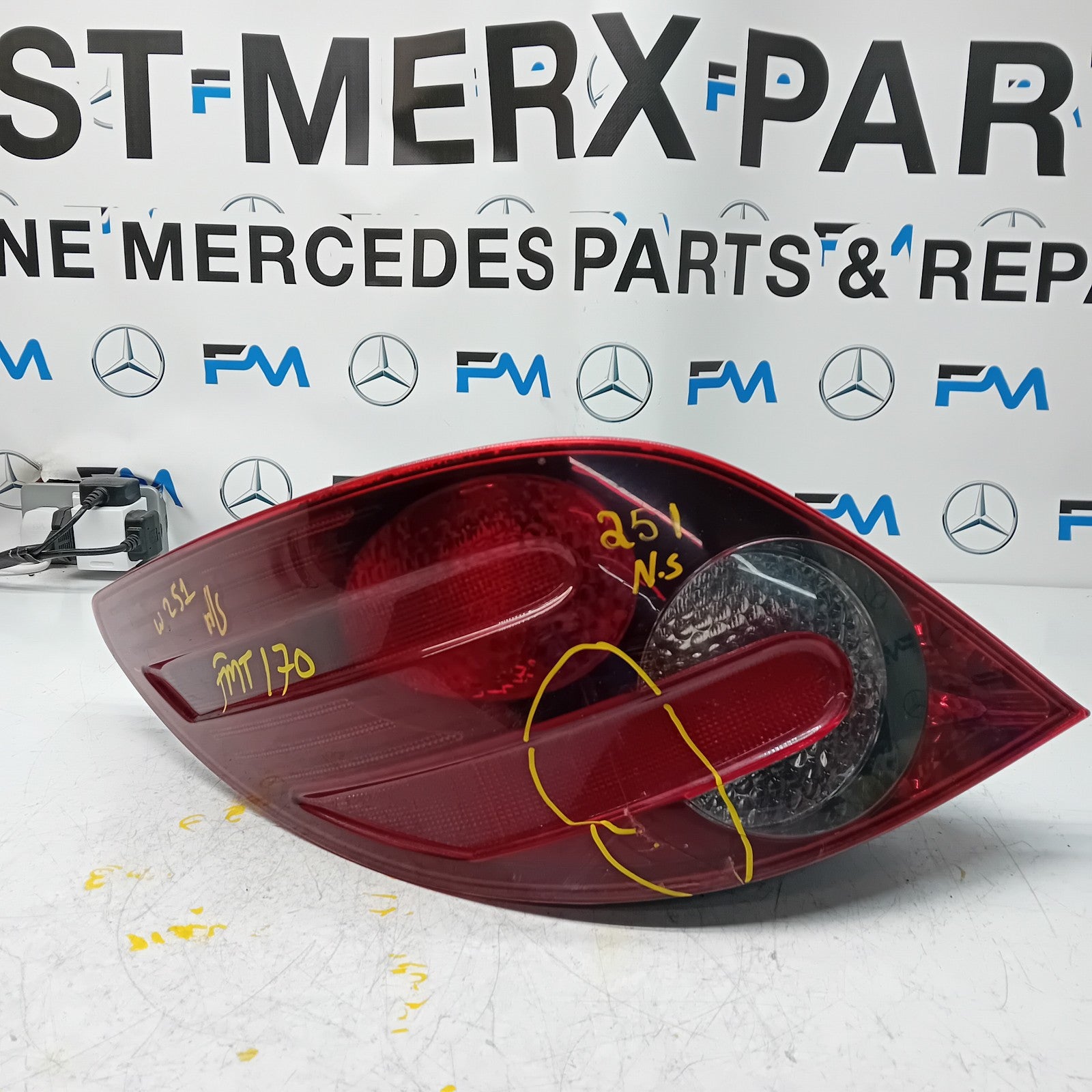 MERCEDES R-CLASS W251 PASSENGER SIDE NS REAR TAIL LIGHT FMT170 (Damaged)