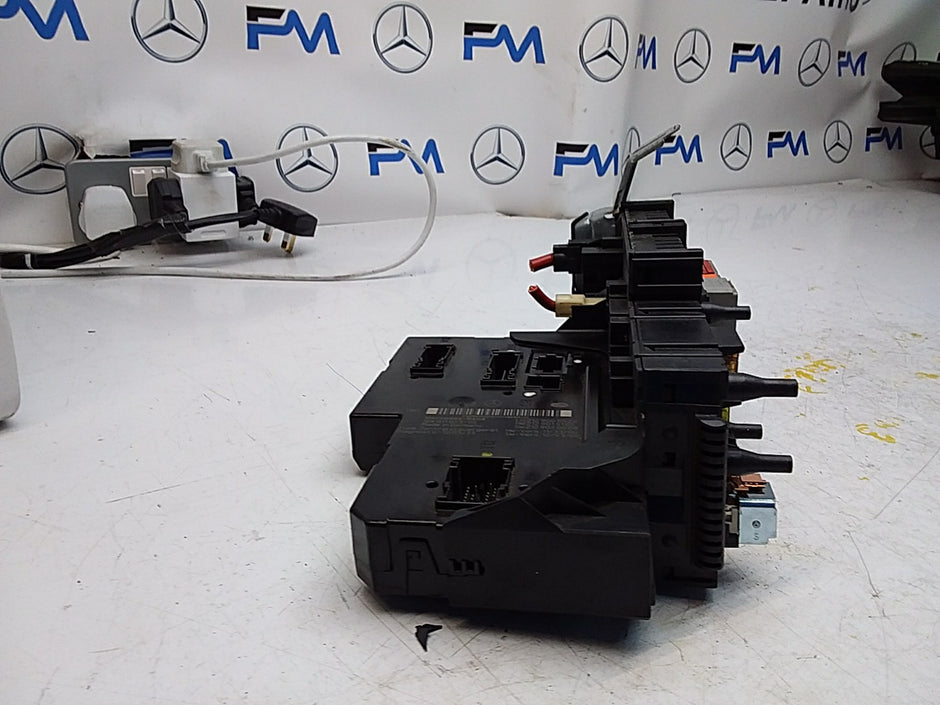 Mercedes E-CLASS W212 FUSE BOX RELAY  A2129009522 FMF111