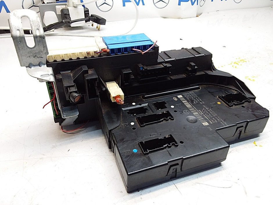 Mercedes E-CLASS W212 FUSE BOX RELAY  A2129003922 FMF109