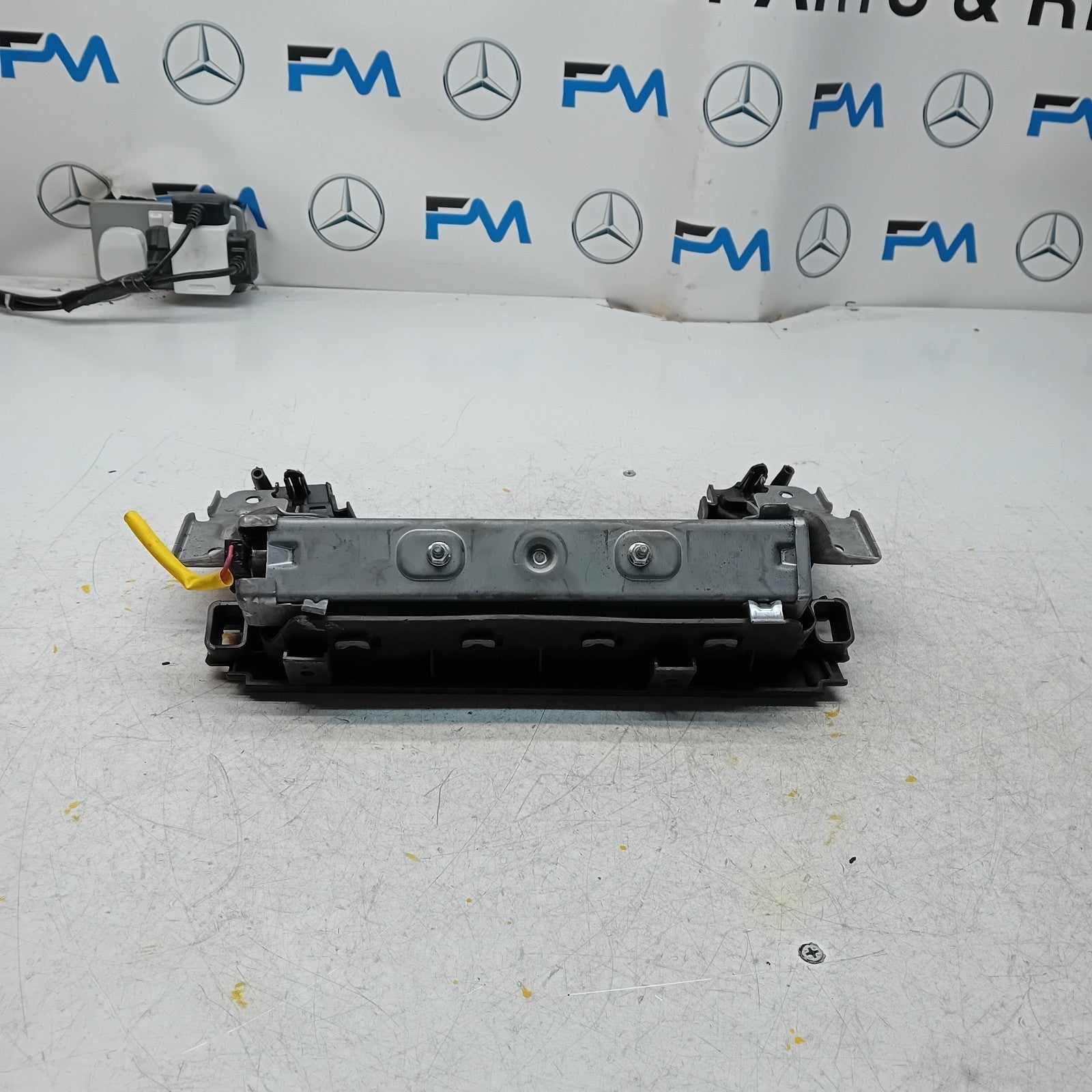 MITSUBISHI OUTLANDER MK3 KNEE AIR SRS BAG RIGHT DRIVER SIDE 7030A-31753 FM00994