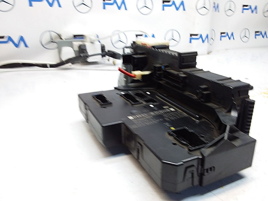 Mercedes E-CLASS W212 FUSE BOX RELAY  A2129000023 FMF110