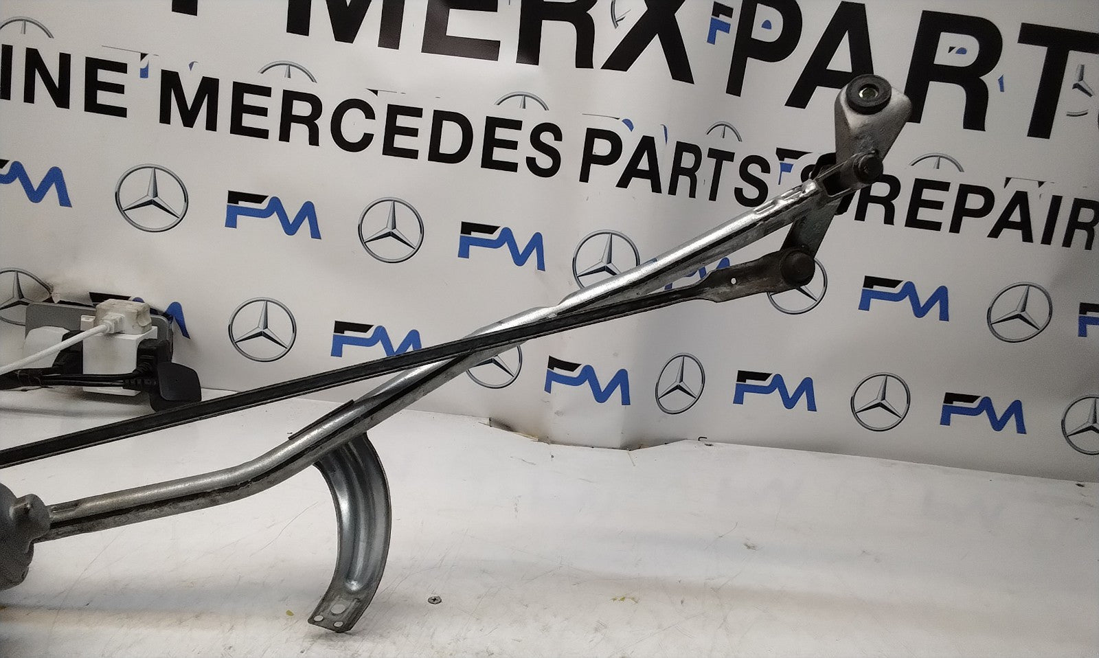 MERCEDES-BENZ C CLASS W205 FRONT WIPER MOTOR WITH LINKAGE A2059600940 FM00750