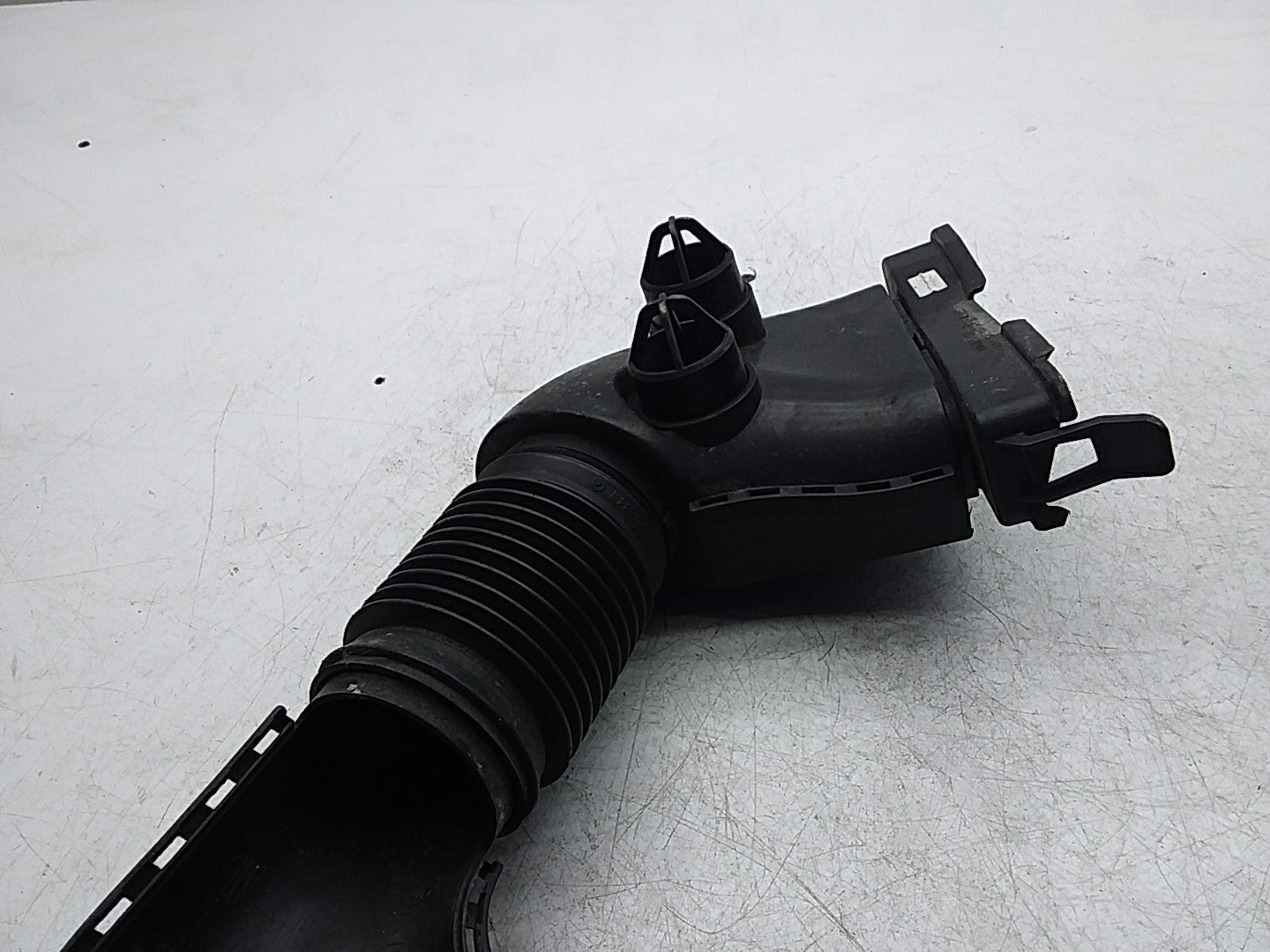 MERCEDES BENZ E-CLASS W213 AIR INTAKE TUBE A6540040097 FMI45 (DAMAGED)