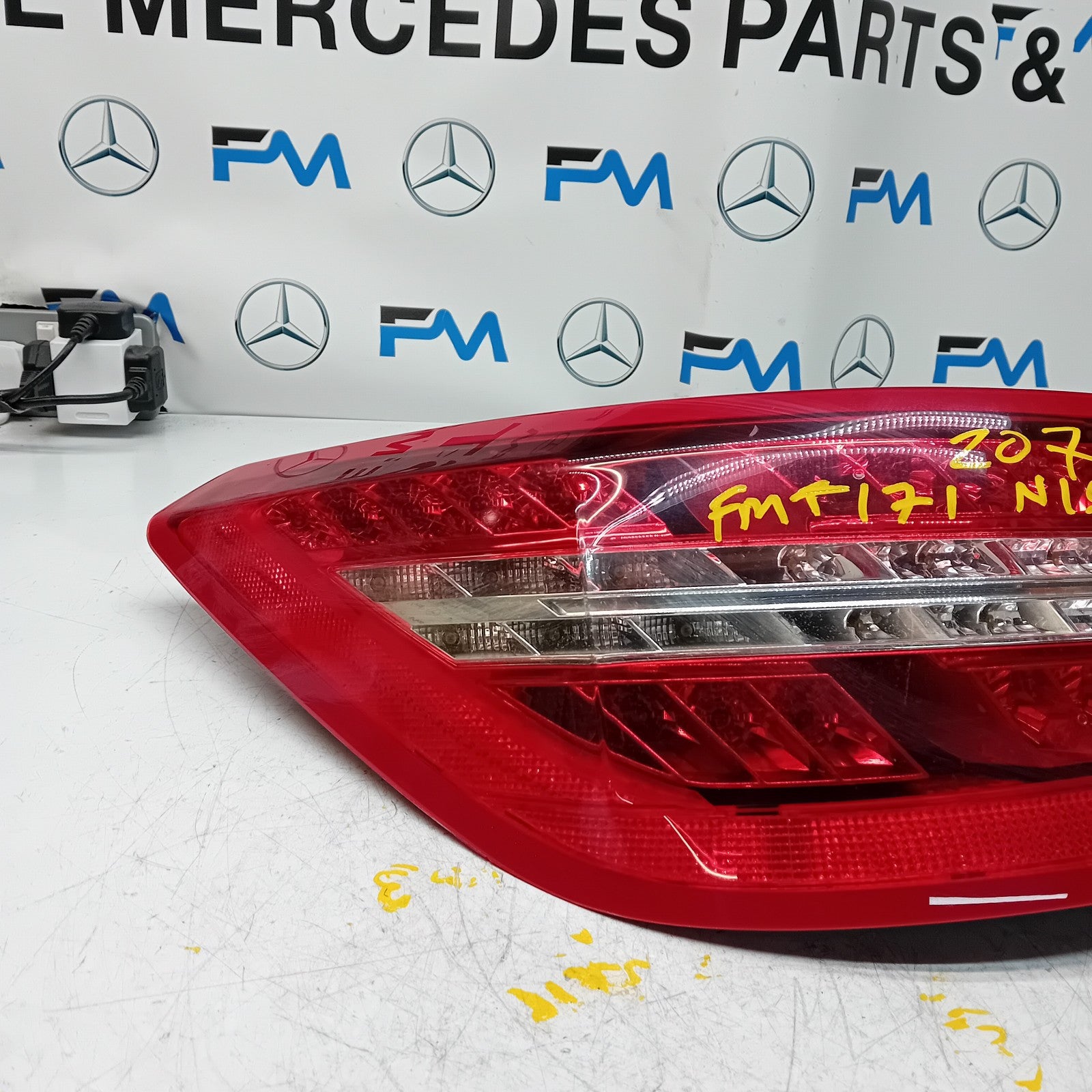 MERCEDES E-CLASS W207 COUPE PASSENGER SIDE NS REAR TAIL LIGHT A2079060158 FMT171