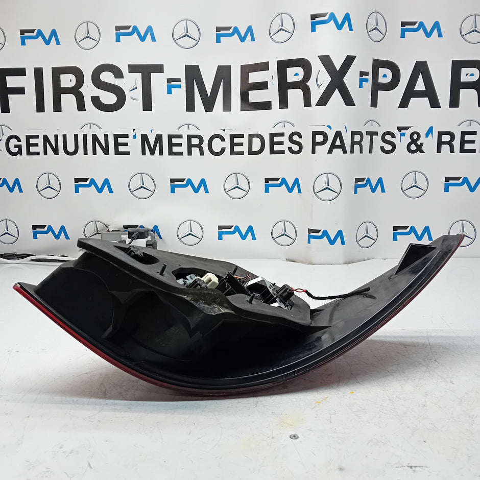 MERCEDES R-CLASS W251 PASSENGER SIDE NS REAR TAIL LIGHT FMT170 (Damaged)
