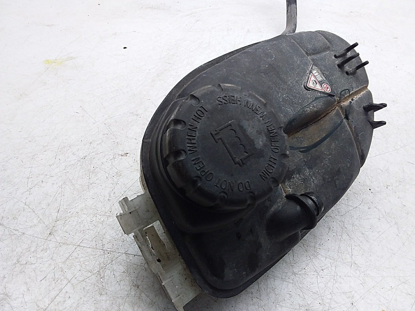 MERCEDES BENZ B-CLASS W246 COOLANT EXPANSION TANK  A2465000049 FMC125 (DAMAGED)