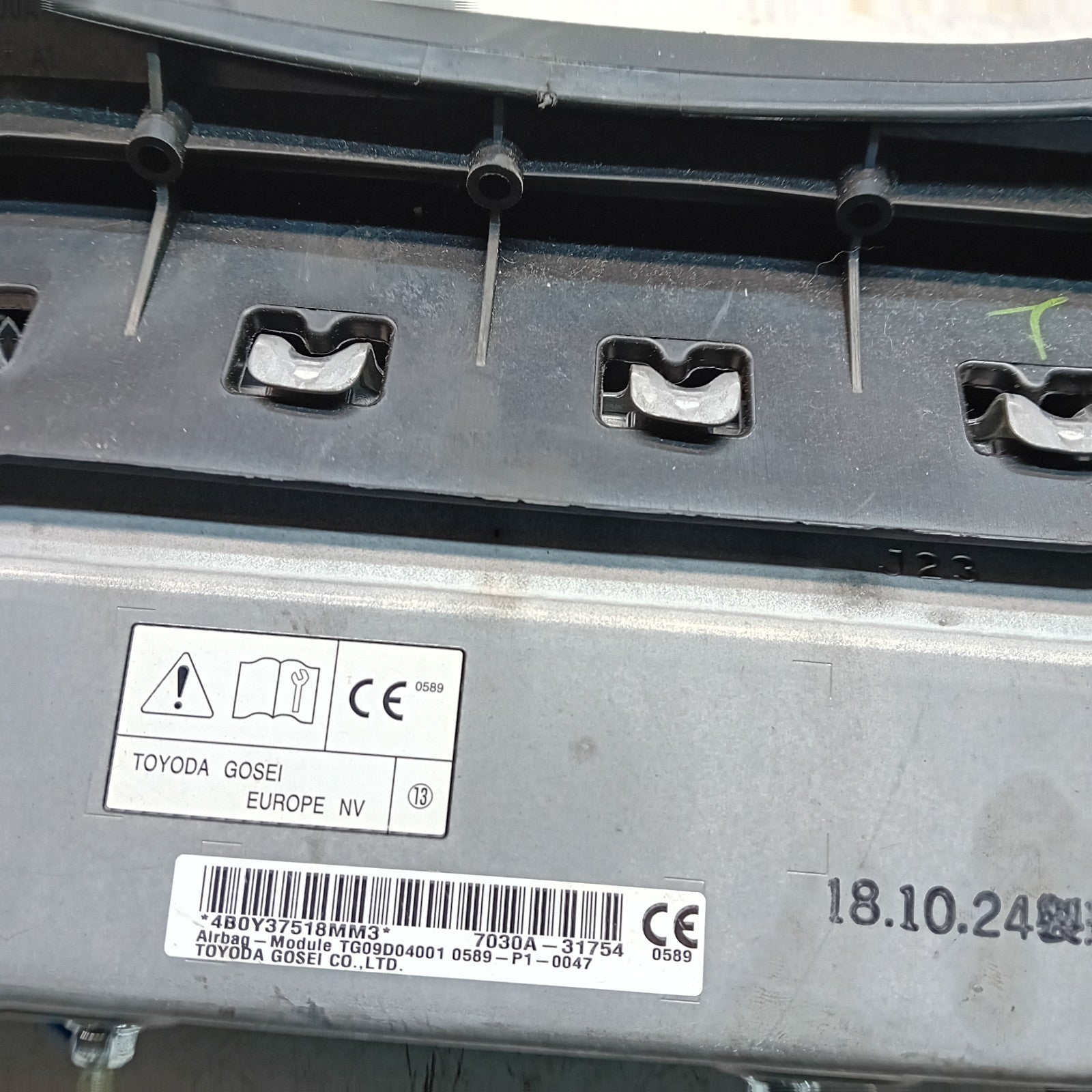 MITSUBISHI OUTLANDER MK3 KNEE AIR SRS BAG RIGHT DRIVER SIDE 7030A-31754 FM00988