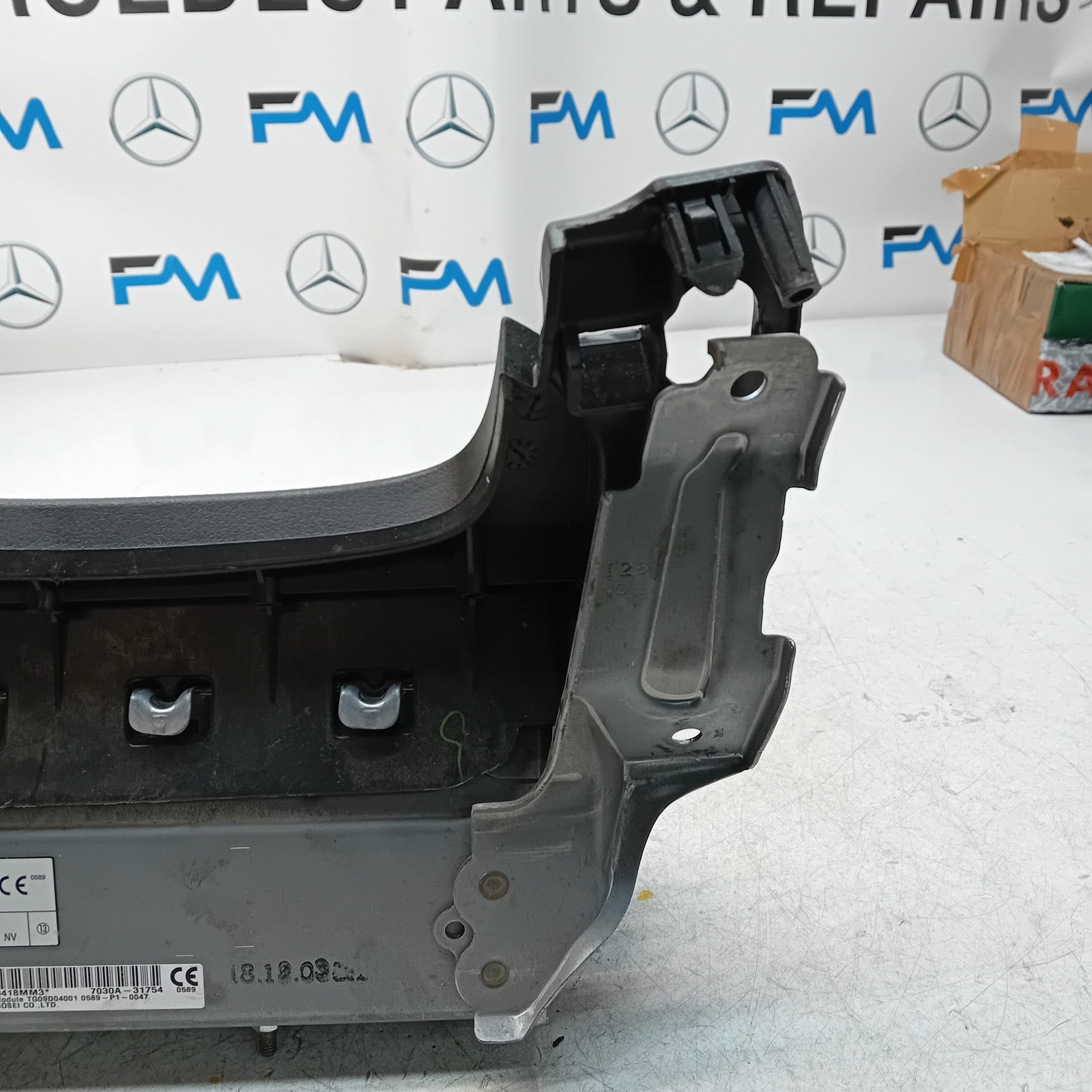 MITSUBISHI OUTLANDER MK3 KNEE AIR SRS BAG RIGHT DRIVER SIDE 7030A-31754 FM00992