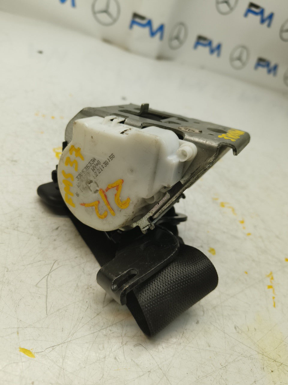  MERCEDES BENZ W212 E CLASS REAR MIDDLE CENTRE SEAT BELT A2128605785 FMS37