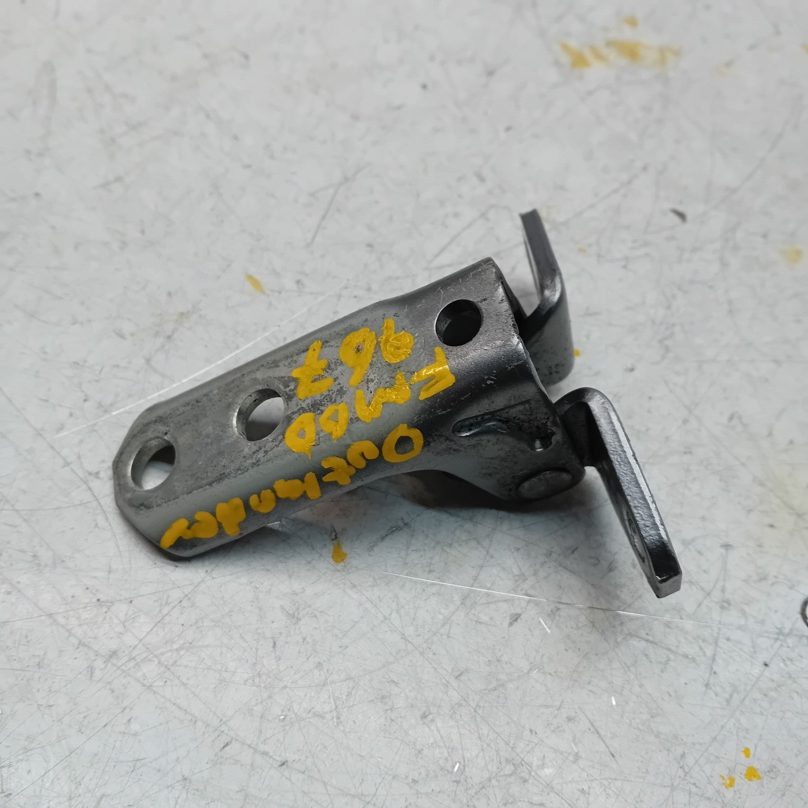 MITSUBISHI OUTLANDER MK3 RIGHT FRONT DOOR LOWER HINGE PANEL A204 A046834 FM00967