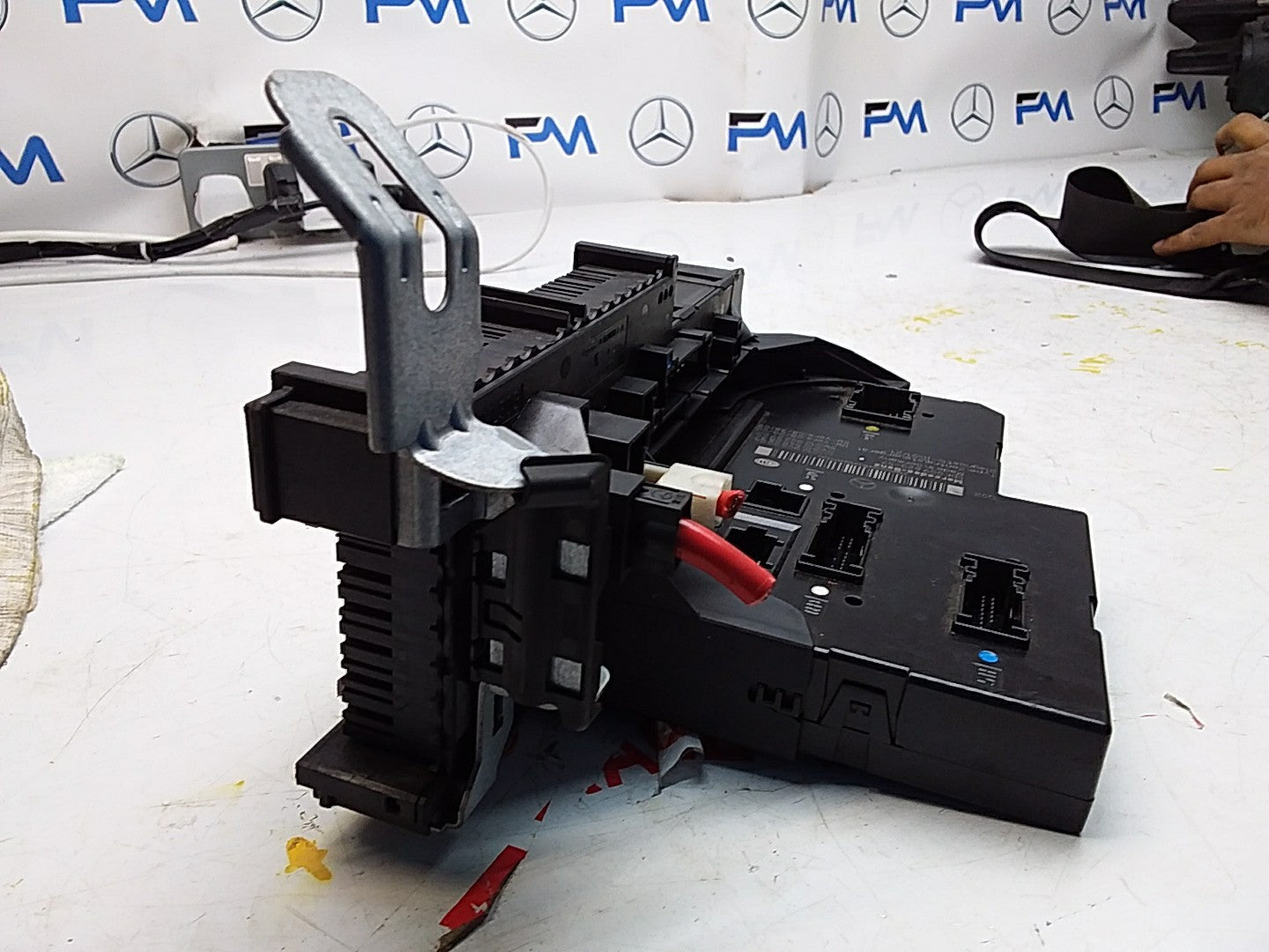 Mercedes E-CLASS W212 Fuse Box RELAY  A2129000004 FMF105
