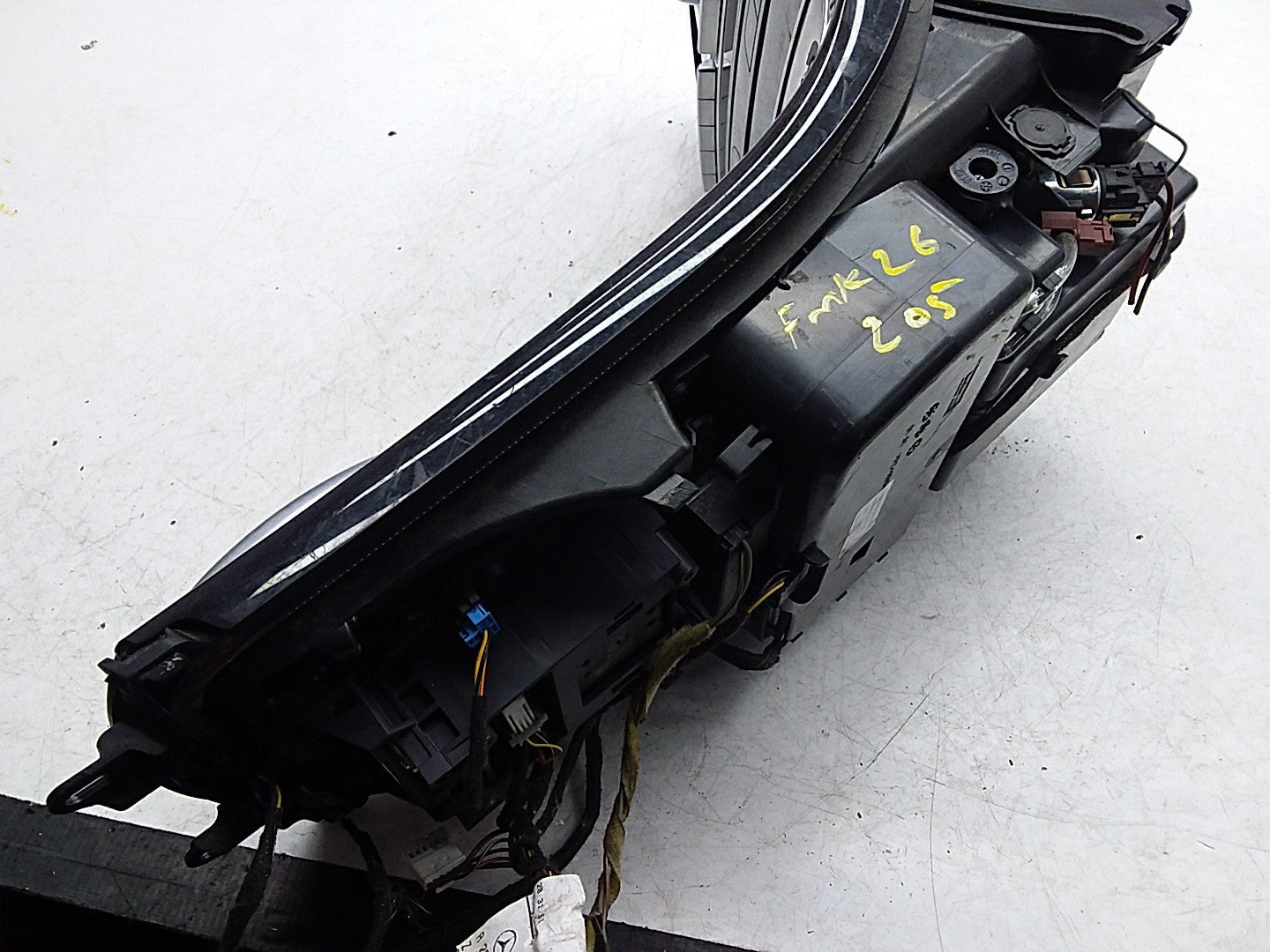 2016-2019 MERCEDES E CLASS W213 CENTRE  CONSOLE  A2054402032 FMK26 (DAMAGED)