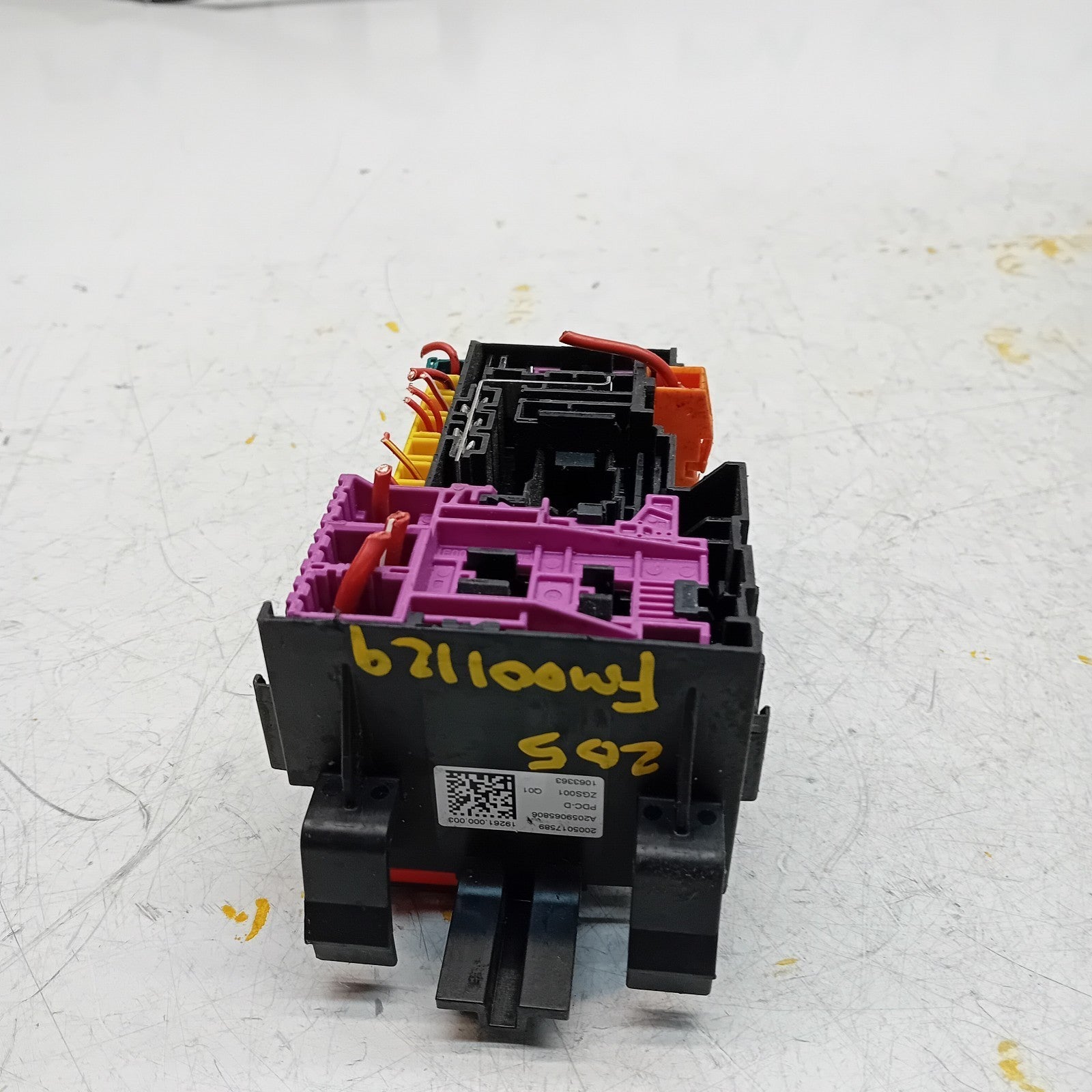 MERCEDES C-CLASS W205  FUSE BOX A2059065806 FM001129