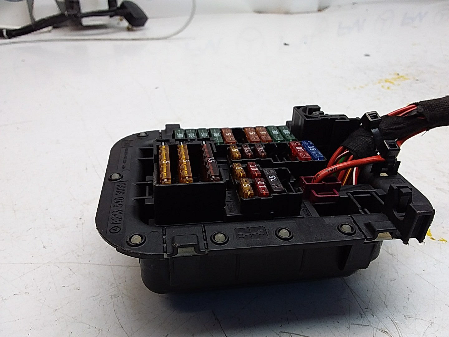 MERCEDES BENZ E-CLASS W213 2016 ONWARDS  FUSE RELAY BOX A2135403038 FMF116